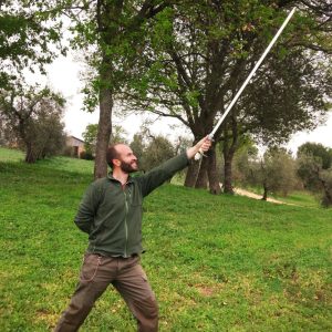 Fabiano con un'antenna wifi